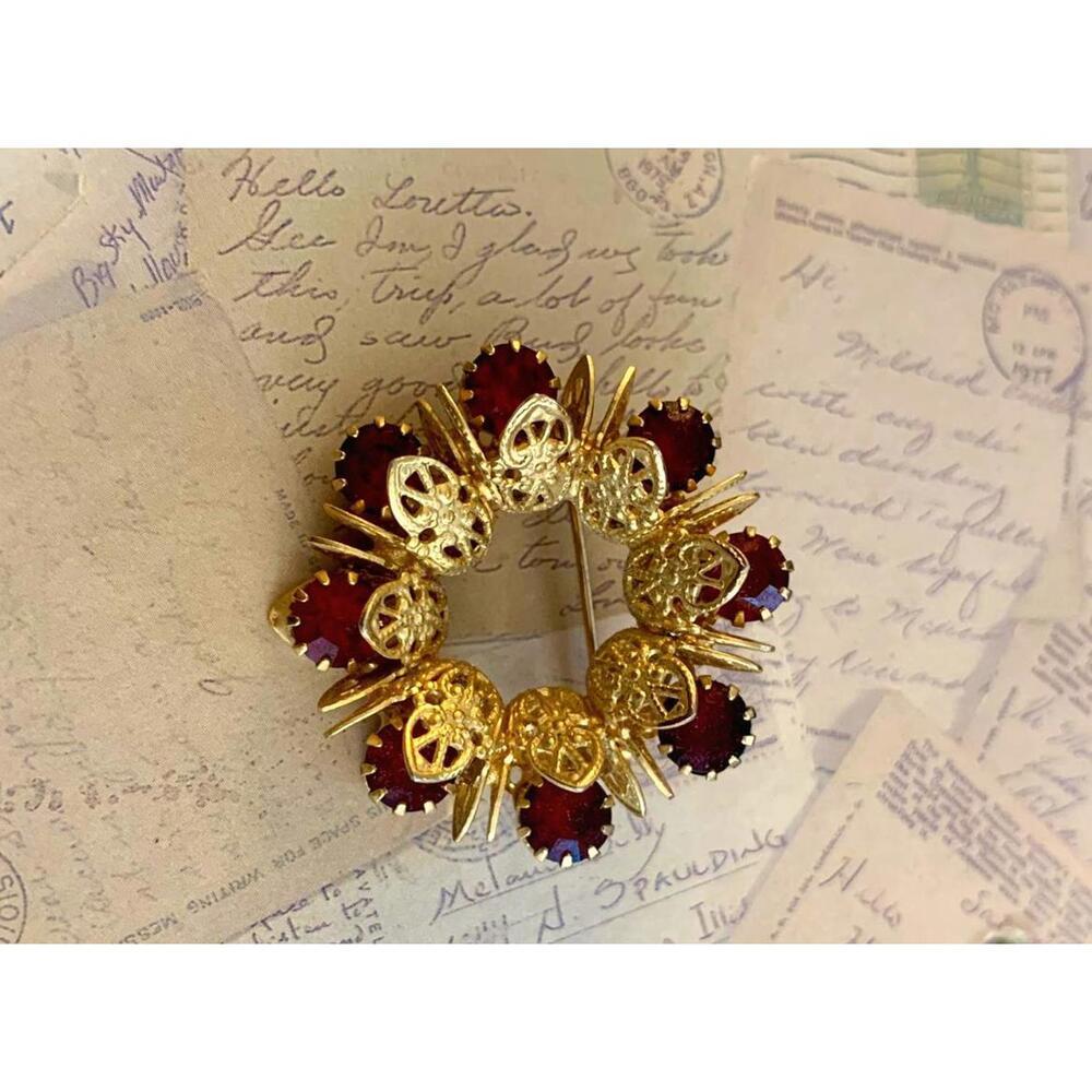 Elegant Vintage Ruby Red Rhinestone Wreath Brooch - Gold-Finish Filigree Pin